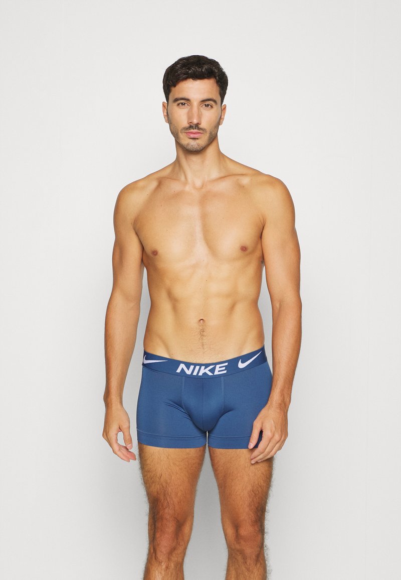 Herren Shirts | Nike Underwear TRUNK 3 PACK Panties malachite/mystic navy/obsidian/dunkelgrün - XV55008 Herren Shirts | Nike Underwear TRUNK 3 PACK Panties malachite/mystic navy/obsidian/dunkelgrün - XV55008