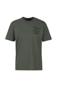 Olijfgroene katoenen t-shirt met een ronde halslijn en korte mouwen, voorzien van zwarte bedrukte tekst "Chrome and Leather" op de borst.