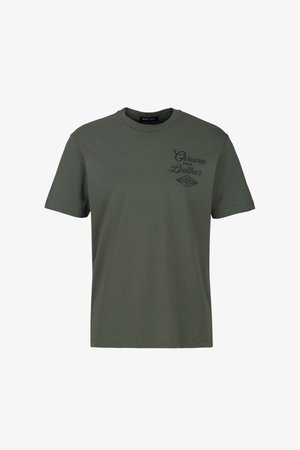 Olijfgroene katoenen t-shirt met een ronde halslijn en korte mouwen, voorzien van zwarte bedrukte tekst "Chrome and Leather" op de borst.