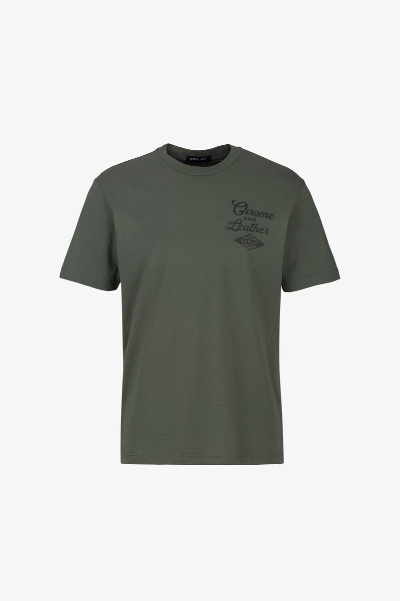 Olijfgroene katoenen t-shirt met een ronde halslijn en korte mouwen, voorzien van zwarte bedrukte tekst "Chrome and Leather" op de borst.