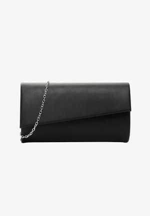 Svart faux läder clutch med ett vinklat lockdesign, försedd med en silverkedjesnodd. Slät textur och minimalistisk stil.