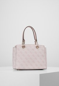 Vaaleanpunainen struktuurinen käsilaukku, jossa on kaksinkertaiset yläkahvat, kultaiset yksityiskohdat ja pinnassa hienovarainen timanttikuvio. Neliön muotoinen, jossa tasainen pohja.