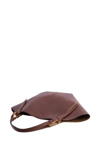 Bolso de cuero marrón con un diseño simétrico, que presenta una sola correa ajustable y un sutil logotipo grabado en el centro.