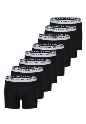 Siedem czarnych bokserek z białymi pasami w talii z napisem "ONLY & SONS", ułożonych w przesuniętym rzędzie na białym tle.