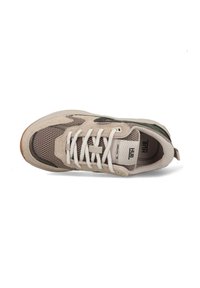 Beige net- en suède sneaker met witte veters, groene accenten en een gestructureerde zool. Bevat een logo op de tong en zijkant.