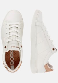 Vita sneakers med en slät läderfinish, rund tå, snörningsdesign och ljusbruna accenter på hälen. Perforerad innerfodring.