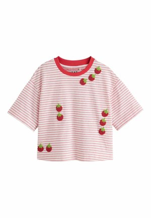 Kurzärmliges weißes Hemd mit dünnen roten Streifen, rotem Kragen und vorne verstreuten kleinen roten bestickten Erdbeeren mit grünen Blättern.