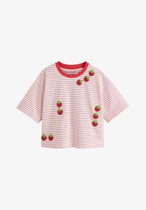 Kurzärmliges weißes Hemd mit dünnen roten Streifen, rotem Kragen und vorne verstreuten kleinen roten bestickten Erdbeeren mit grünen Blättern.