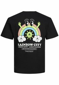 Must küllane puuvillane T-särk, millel on mitmevärviline graafika vikerkaarest, päikesest, naeratavatest nägudest ja pilvedest; tekst, mis ütleb "VIKERKAARELINN" ja garantiid.