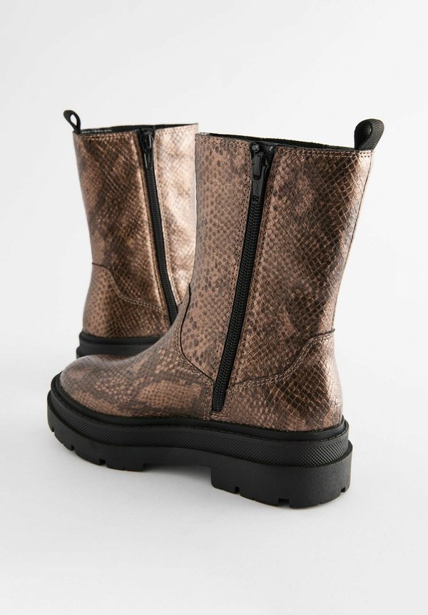 REGULAR FIT – CHUNKY CHELSEA – Cowboy-/Bikerboot – bronze snake print