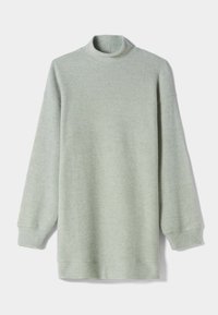 Pull à col roulé vert clair tricoté avec une texture côtelée, coupe oversize, manches longues, ourlet droit et coutures minimales.