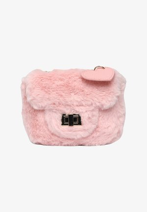 Borsa in pelliccia sintetica rosa con chiusura a pattina e gancio metallico, dotata di un piccolo tag a forma di cuore rosa. Morbida al tatto e dalla forma arrotondata.
