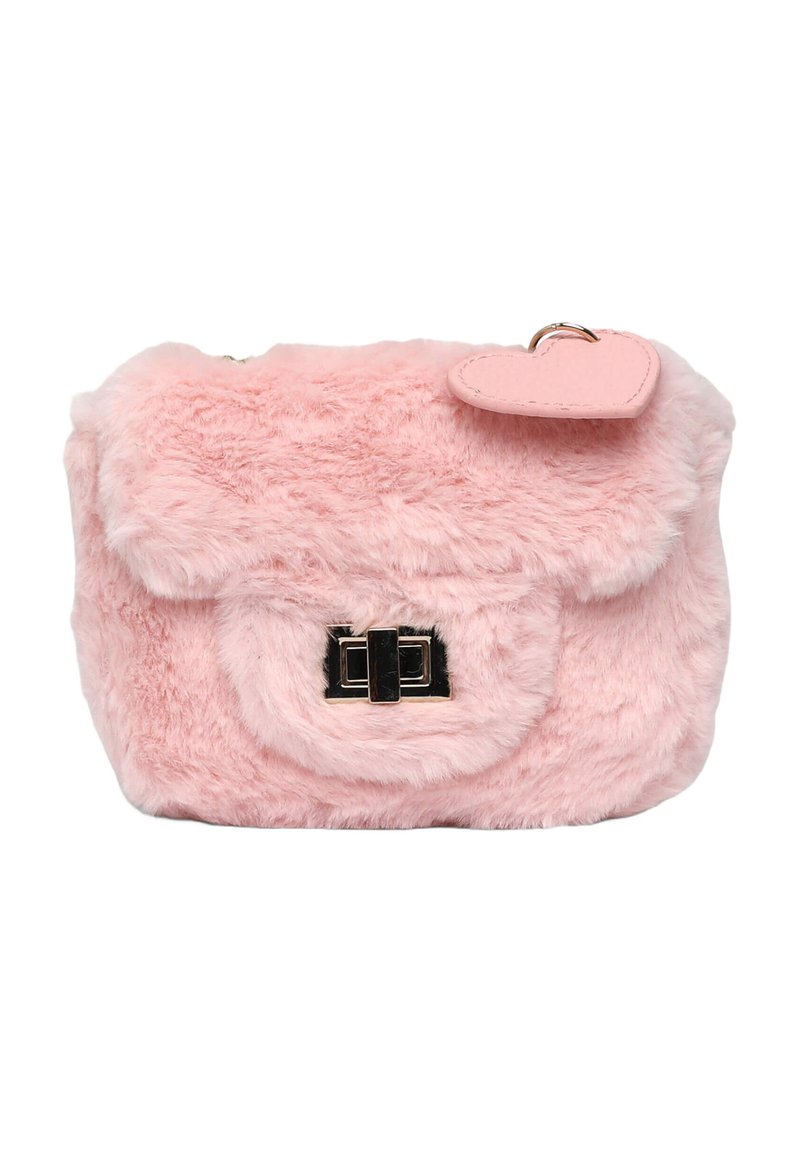 Różowa torebka z sztucznego futra z klapą zamykaną na metalowy zatrzask, z małym, różowym, serduszkowym metkiem. Miękka tekstura i zaokrąglony kształt.