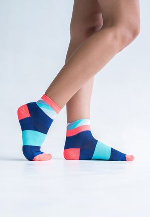 INCYLENCE, ULTRALIGHT STRIDES SHORT - Sneaker socks - navy inferno