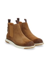 Bottines Chelsea en daim marron avec des panneaux élastiques sur les côtés, bouts ronds et semelles en caoutchouc blanc. Comprend des tirants marron et des détails de couture.