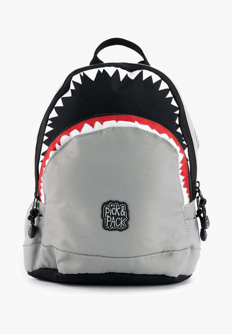 Grijze rugzak met haaienontwerp, voorzien van zwarte, witte en rode accenten. Inclusief een logo-opdruk en dubbele ritscompartimenten.