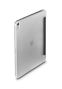 Silberner Apple iPad mit einer transparenten Schutzhülle, die die Rückkamera und das Apple-Logo vor einem weißen Hintergrund zeigt.