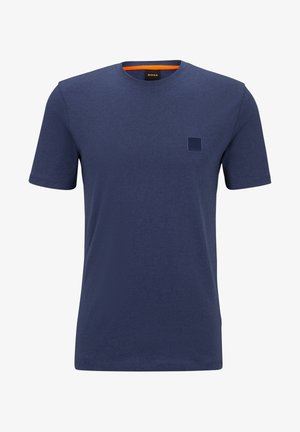 Navyblauwe t-shirt met korte mouwen, gemaakt van zachte katoen, met een vierkante logopatch op de borst en een ronde hals met een oranje accent aan de binnenkant.