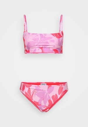 Διπλό μπικίνι με λουλούδι σε ροζ και κόκκινες αποχρώσεις. Το τοπ διαθέτει λεπτές τιράντες και ευθύ κόψιμο, ενώ το κάτω μέρος είναι μεσαίου ύψους.