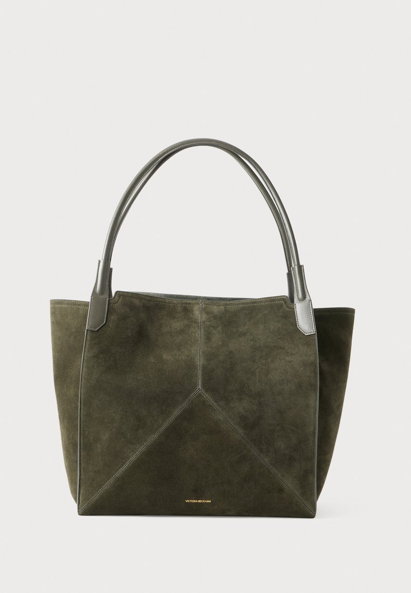 Sac fourre-tout en suède vert olive avec un motif de coutures géométriques, anses en cuir gris et un logo doré sur la base. Texture douce, design spacieux.