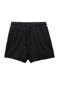 Pantalones cortos negros de tela texturizada, con cinta de ajuste en la cintura y un patrón de ribetes horizontales. Diseño casual con un borde deshilachado.
