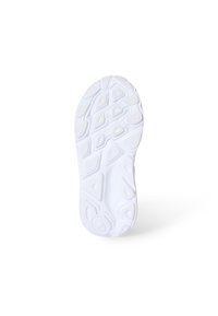 Suola di una scarpa sportiva bianca che mostra modelli di battistrada texturizzati con forme geometriche su uno sfondo bianco semplice.