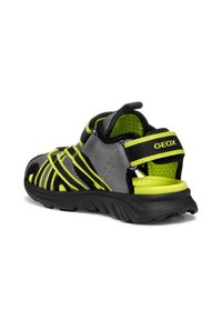 Černé a šedé sandály s jasně žlutými akcenty, síťovinový materiál, nastavitelné popruhy a texturovaná podrážka. Viditelné logo značky "GEOX".