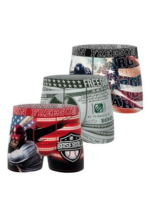 Trois paires de boxers avec des motifs : joueur de baseball avec batte et logo, billets de dollar américain avec étoiles, et texte "CHARGE" rouge-blanc-bleu.