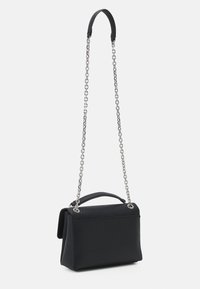 Sort håndtaske med en struktureret form, der har en stofkrop, et øverste håndtag og en kæderem. Forsiden har diskrete præget detaljer.