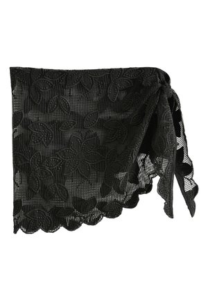 Schwarzer Spitzenstoff mit floraler Stickerei und gezackten Kanten, gefaltet, um Textur und filigrane Blatt- und Blumenmuster zu zeigen.