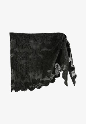 Țesătură neagră din dantelă cu broderie florală și margini învaluite, pliată pentru a evidenția textura și modelele complexe de frunze și flori.