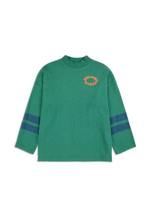 Grünes Langarmoberteil mit hohem Kragen, das orangefarbener Grafiktext und marineblaue Streifen an den Ärmeln zieren. Hergestellt aus textured, weichem Material.