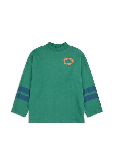 Maglia verde a maniche lunghe con colletto alto, caratterizzata da grafica testuale arancione e strisce blu navy sulle maniche. Realizzata in materiale morbido e texturizzato.