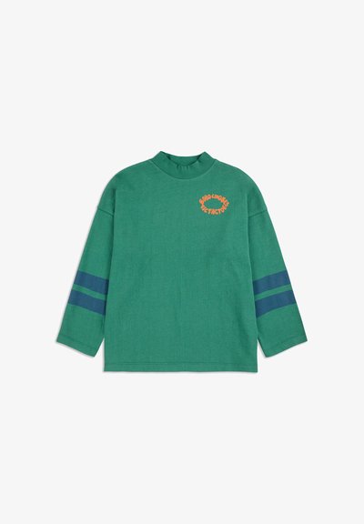 Grünes Langarmoberteil mit hohem Kragen, das orangefarbener Grafiktext und marineblaue Streifen an den Ärmeln zieren. Hergestellt aus textured, weichem Material.