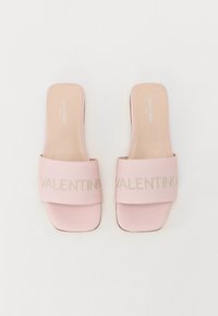 Růžové nazouvací sandály s širokým pásem, na kterém je zlatou výšivkou napsáno "VALENTINO". Hladká kožená stélka a plochá podrážka.