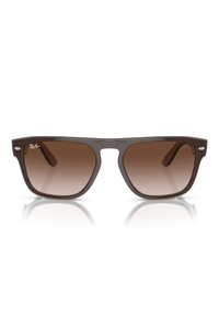 Gli occhiali da sole Ray-Ban presentano una montatura in plastica marrone scuro con lenti marroni sfumate. Il design include una forma rettangolare e accenti del logo argentati.