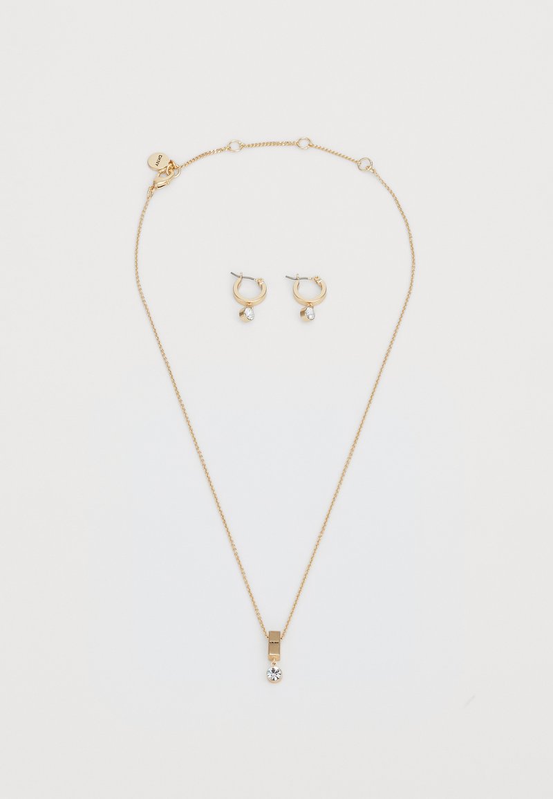Set di gioielli in tono oro composto da una delicata collana con catena, pendente rettangolare e pietra preziosa trasparente, abbinata a orecchini a cerchio coordinati.