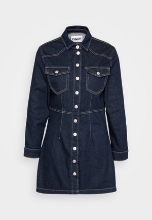 Robe chemise en denim foncé avec manches longues, col pointu, deux poches poitrine et boutons-pression argentés sur le devant. Présente des coutures visibles.