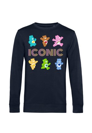 Donkerblauwe sweatshirt met zes kleurrijke Care Bears boven het woord "ICONISCH" in gestreepte letters, waarbij elke beer een uniek buikembleem toont.