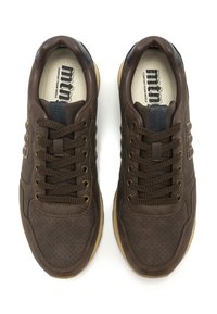 Braune Leder-Sneaker mit perforierter Textur, kontrastierendem blauen Absatz, goldenen Ösen und braunen Schnürsenkeln, ausgestattet mit einer bequemen Schaum-Innensohle.