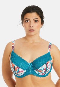 Soutien-gorge en dentelle bleu canard avec des bonnets à imprimé floral. Comprend des bords festonnés, des bretelles ajustables et un détail de nœud central pour un design supplémentaire.