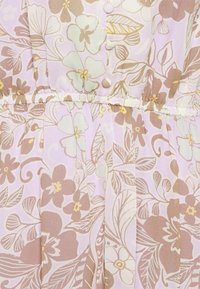 Tela de estampado floral en tonos pastel rosa y lavanda, con flores en verde claro y marrón, cinturilla fruncida y detalle de botones.