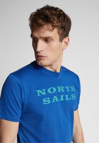 North Sails MIT SCHRIFTZUG - Triko s potiskem - meeresblau