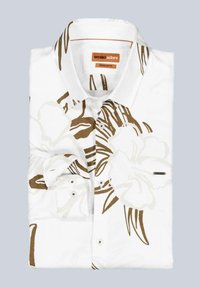 Weißes Langarmhemd mit braunen Blumen- und Blättermustern. Verfügt über einen Button-Down-Kragen, eine Brusttasche und ein Markenlabel am Kragen.