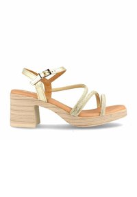 Sandalia dorada con tacón cuadrado, con correas entrelazadas, cierre de hebilla y una plataforma texturizada para mayor estabilidad.