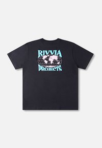 Schwarzes Baumwoll-T-Shirt mit einem großen Grafikdruck auf der Rückseite. Das Design zeigt eine hellblaue Weltkugel und den Schriftzug "RIVVIA PROJECTS" in fetten Buchstaben.