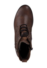 Bottines en cuir marron avec un design à lacets, fermeture éclair sur le côté et accents métalliques. Texture lisse avec des détails de couture sur la tige.