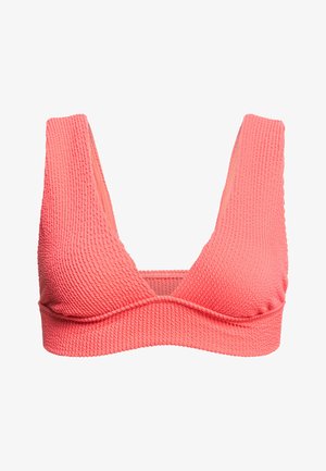 Bralette texturé rose corail avec larges bretelles, design en V et bande sous la poitrine. Le matériau semble élastique avec une surface côtelée.