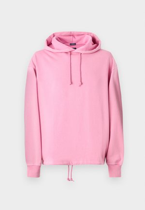Růžová mikina vyrobená z měkké látky, s kapucí na šňůrku, žebrovanými manžetami a spodní šňůrkou pro úpravu velikosti. Hladká textura.