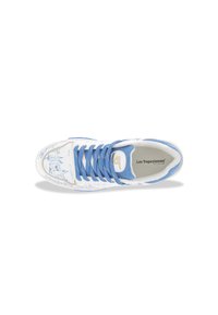 Baskets blanches avec des accents, des lacets et un doublage bleus. Présente des dessins complexes en ligne bleue sur l'avant et sur le côté. Surface texturée lisse.